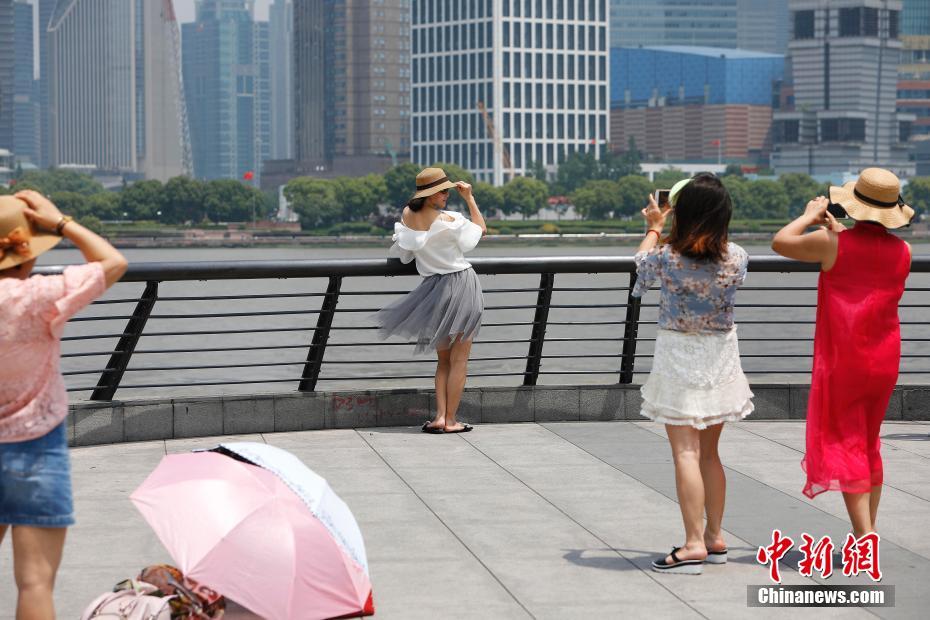 上海现高温游客清凉出行
