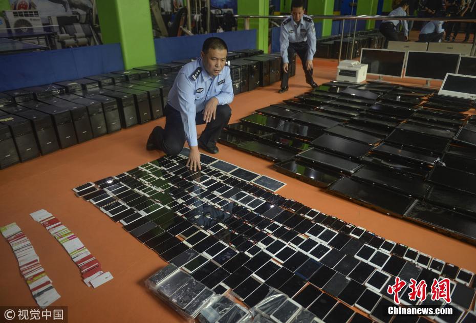 沈阳警方破1.2亿网络诈骗案 涉案手机电脑铺满地面