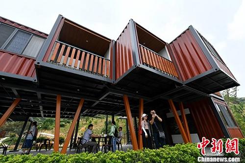 福建茶山上的集装箱酒店吸引游客