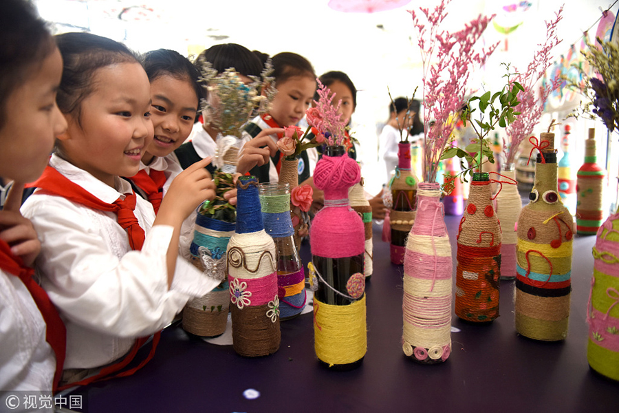 安徽淮南：小学生为酒瓶穿漂亮“毛衣” 变身工艺花瓶展光彩