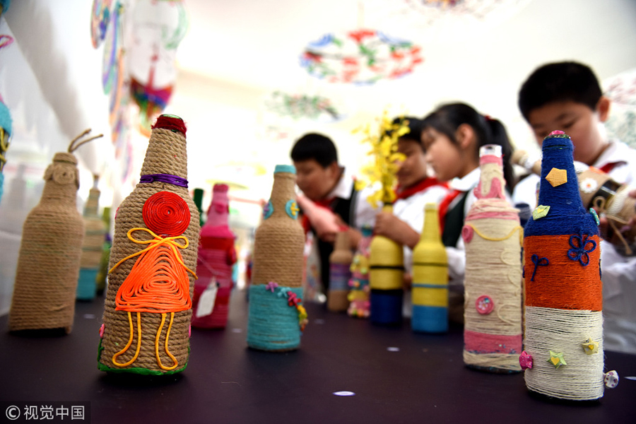 安徽淮南：小学生为酒瓶穿漂亮“毛衣” 变身工艺花瓶展光彩