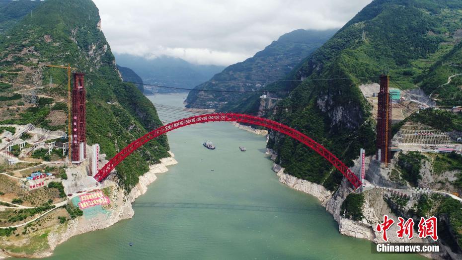 世界最大跨度推力式拱桥主拱合龙