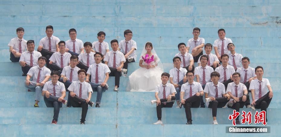 特别毕业纪念 全班男生“簇拥”唯一女生穿婚纱拍毕业照