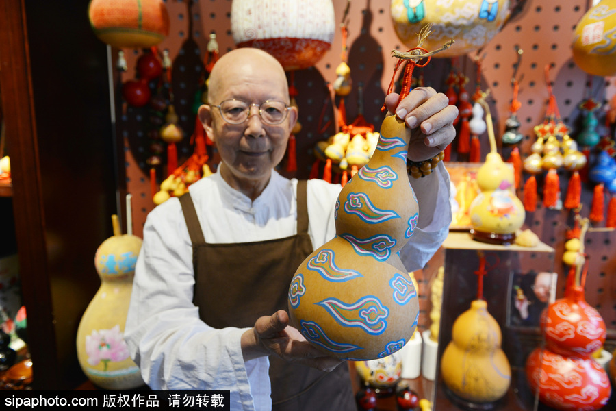 75岁老人绘制葫芦画19年 纯手工打造笔尖下的“葫艺”
