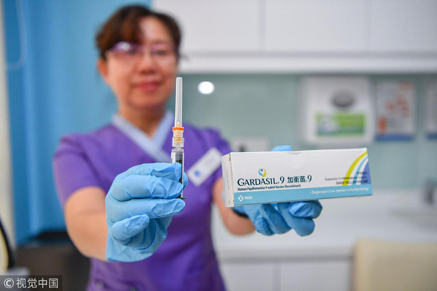 2018年5月30日,海南博鳌超级医院的护士展示刚刚注射完的hpv九价疫苗.