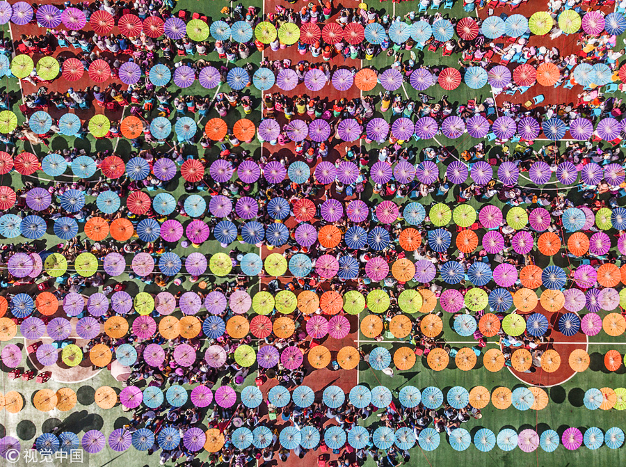 广州：高温橙色预警下庆祝六一 学校挂1700把伞遮阳