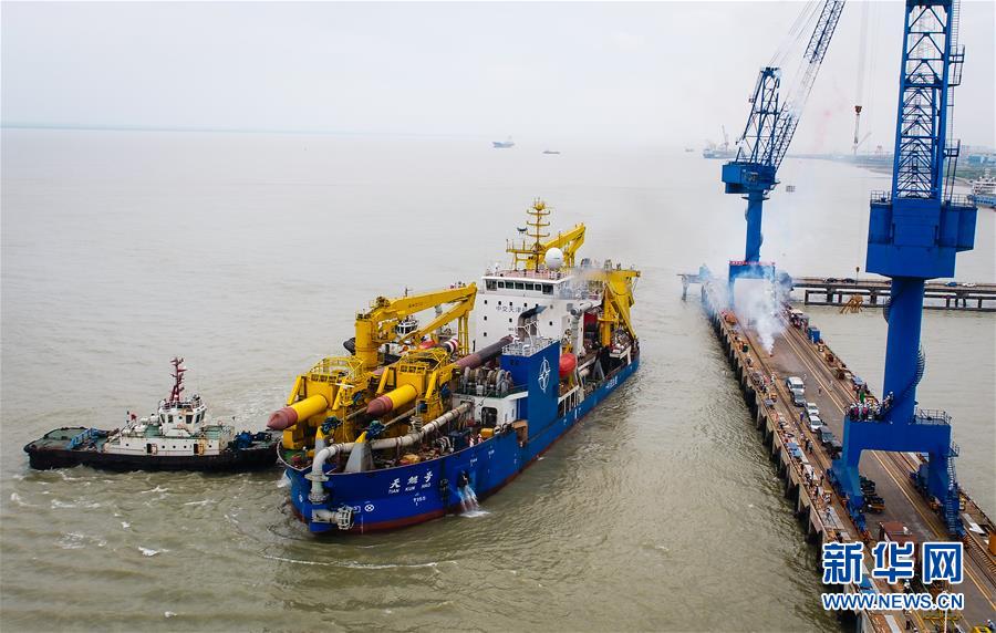 中国自主设计建造重型挖泥船“天鲲号”出港海试
