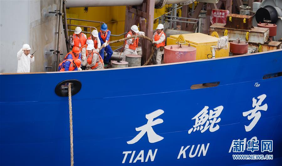 中国自主设计建造重型挖泥船“天鲲号”出港海试