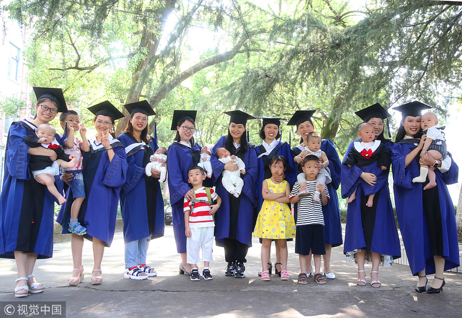 湖南衡阳：10位硕士妈妈迎毕业 小朋友见证妈妈毕业典礼