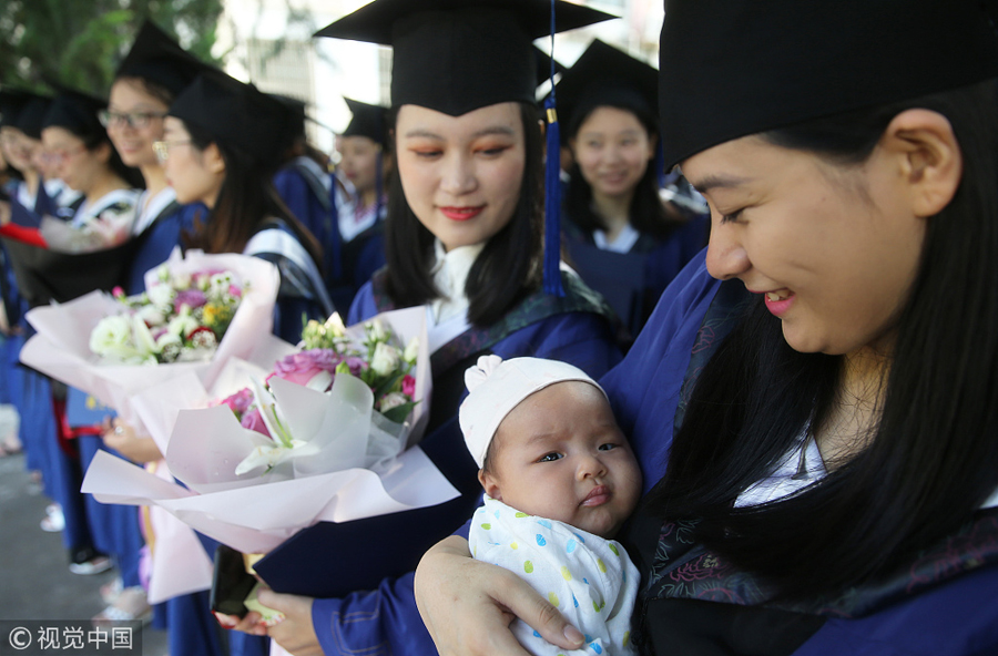 湖南衡阳：10位硕士妈妈迎毕业 小朋友见证妈妈毕业典礼