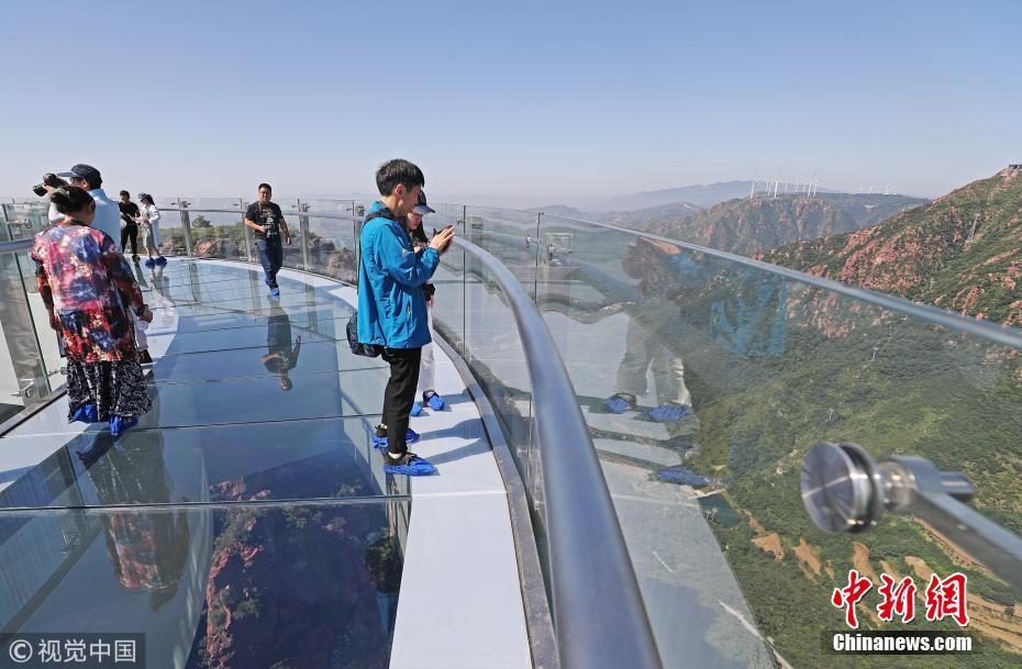世界最长高空玻璃环廊建成 伸出悬崖30米
