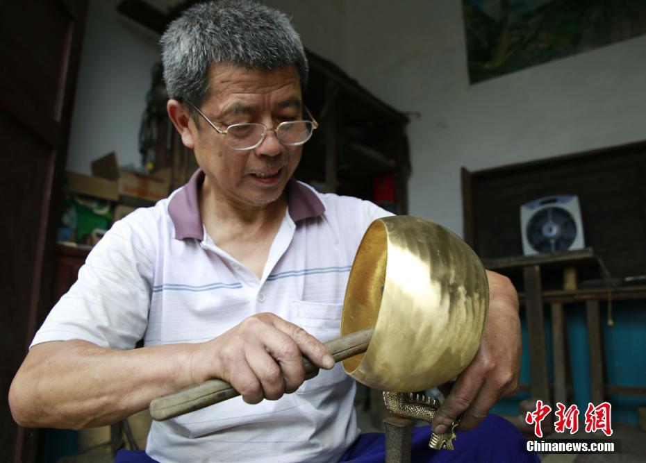 张家界民间匠人：数千次锤打炼一把铜壶