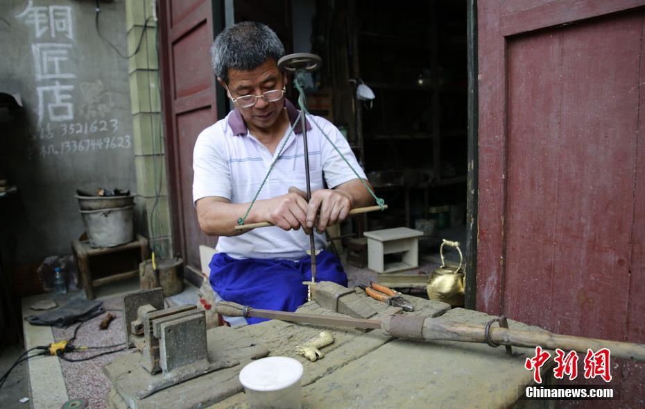 张家界民间匠人：数千次锤打炼一把铜壶