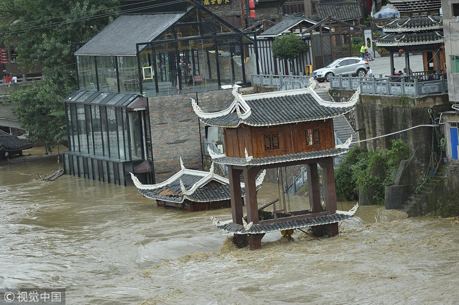 强降雨致贵州凯里下司古镇被淹