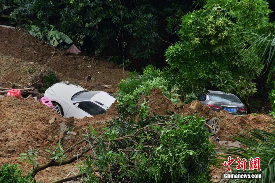 广西田林遭暴雨袭击 20栋房屋倒塌