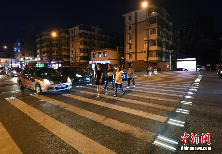 杭州街头斑马线为行人亮灯
