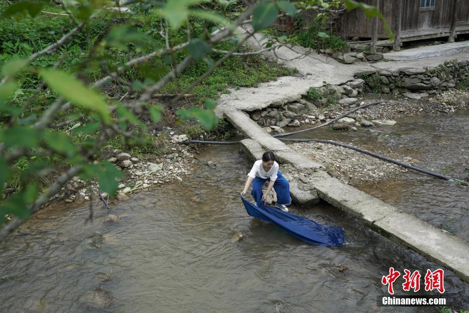 贵州80后侗族夫妻回村创业 织染土布远销海外