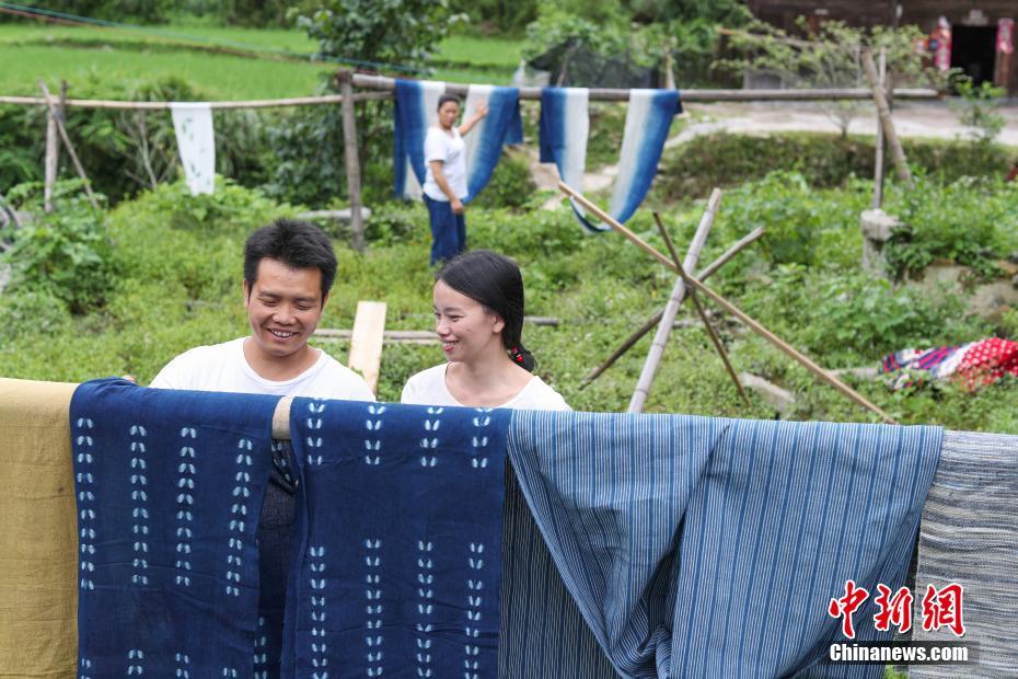 贵州80后侗族夫妻回村创业 织染土布远销海外