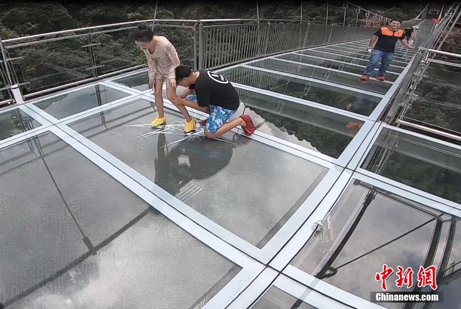 广东一景区悬空玻璃平台5D“破裂”效果吓哭游客