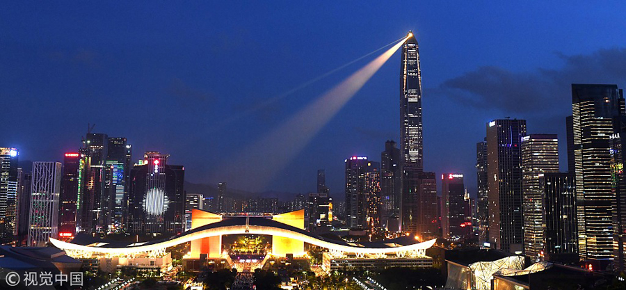 深圳：改革开放40周年灯光展进入调试阶段 市民争相登山欣赏