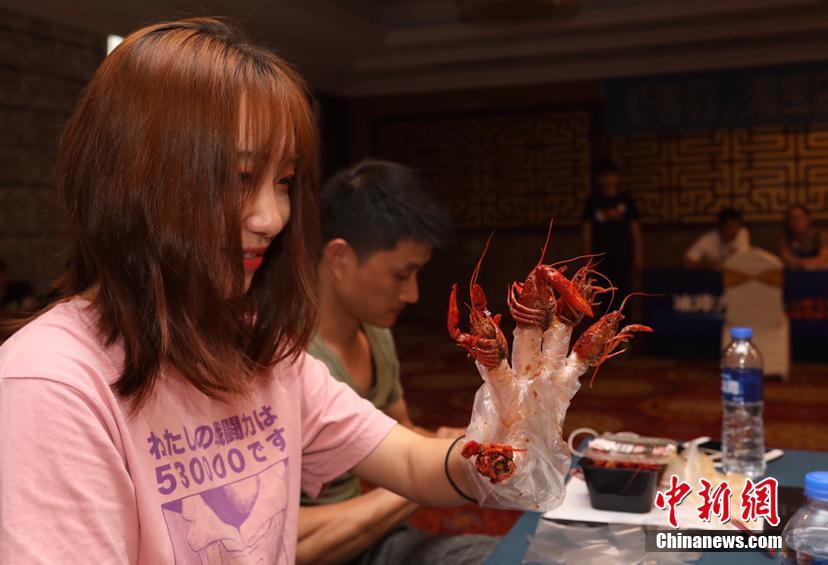 南京举办吃龙虾争霸赛招聘“品虾师”