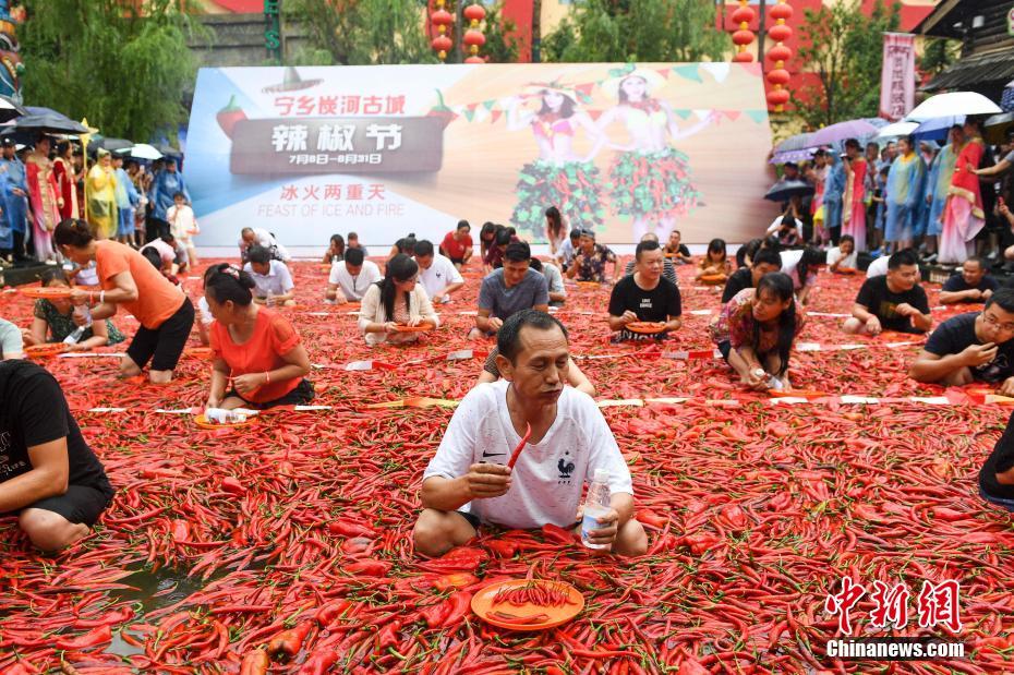 湖南宁乡吃辣椒比赛 冠军泡巨型辣椒池狂吞50个