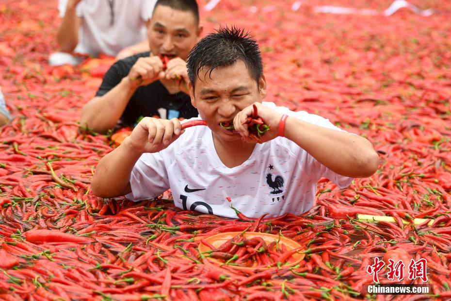 湖南宁乡吃辣椒比赛 冠军泡巨型辣椒池狂吞50个