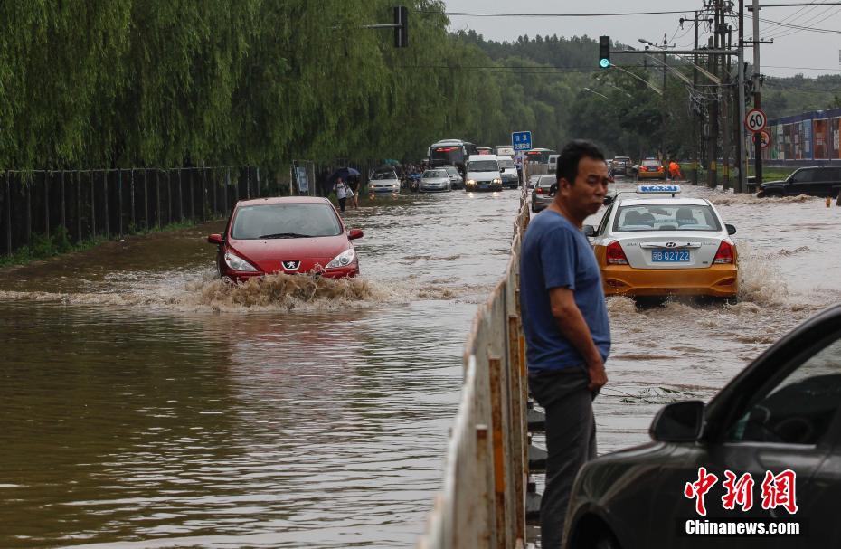 北京局地暴雨致路面严重积水
