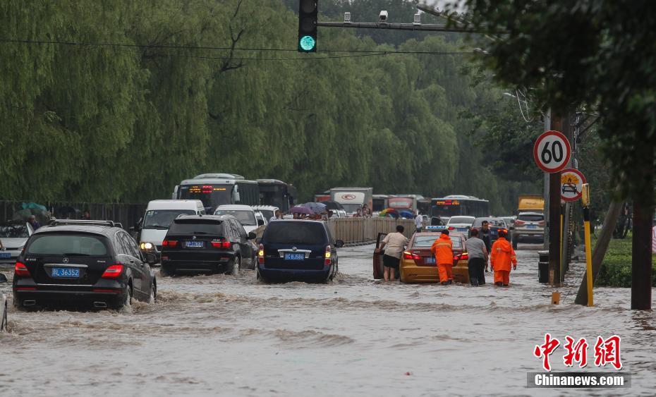 北京局地暴雨致路面严重积水