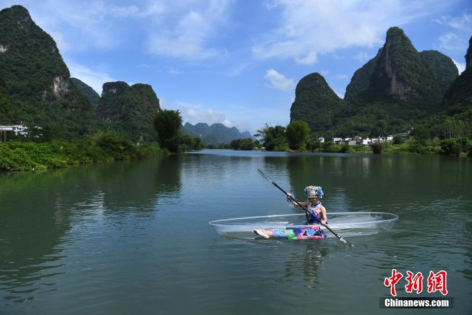 桂林少数民族青年乘透明船演绎“人在画中游”