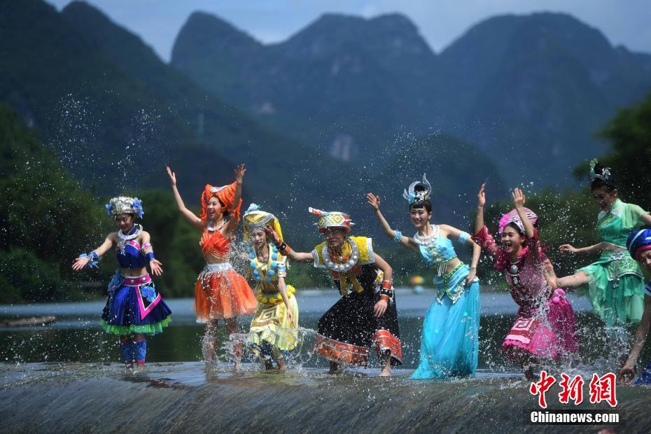 桂林少数民族青年乘透明船演绎“人在画中游”