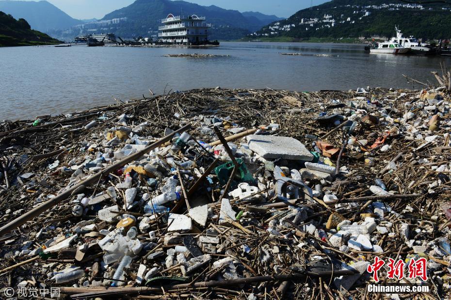 洪峰过后 三峡库区每天清理1500吨漂浮垃圾
