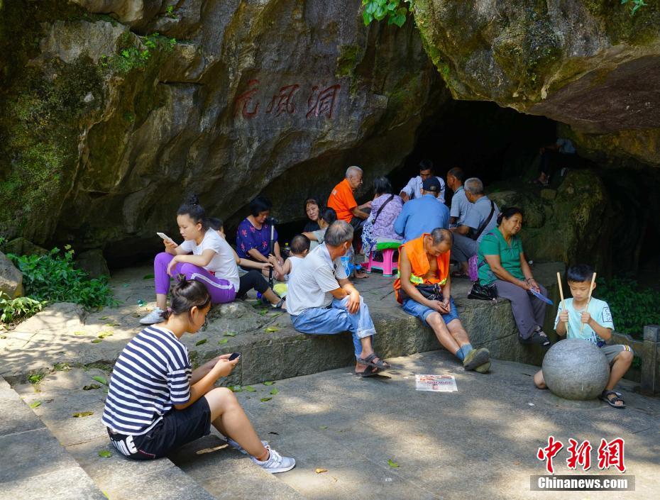 桂林市民高温天到岩洞消暑纳凉