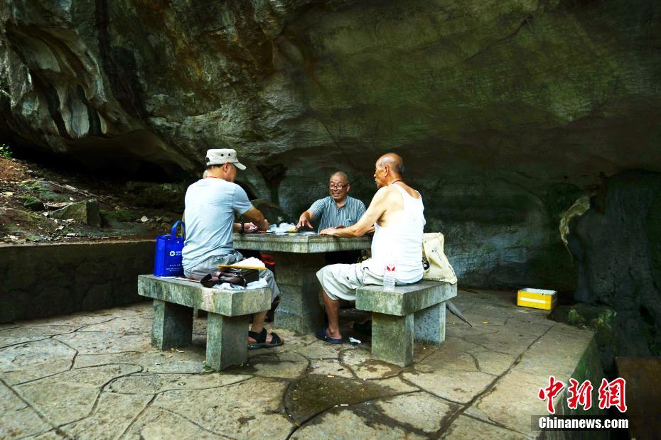 桂林市民高温天到岩洞消暑纳凉