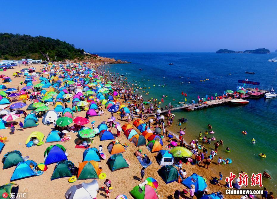 4万游客聚集大连免费海水浴场如同“下饺子”