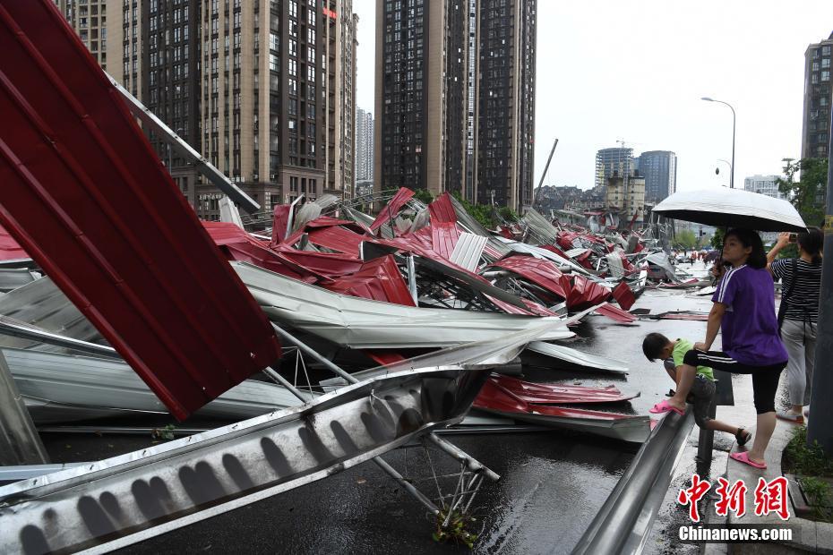 大风袭击重庆主城区 建筑工棚垮塌交通阻断