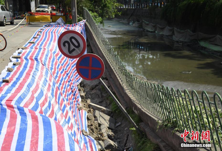 杭州西湖区发生河堤塌陷 造成两车陷落无人员伤亡