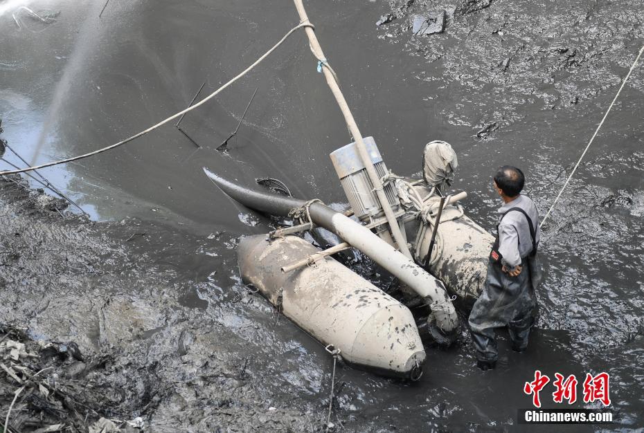 杭州西湖区发生河堤塌陷 造成两车陷落无人员伤亡