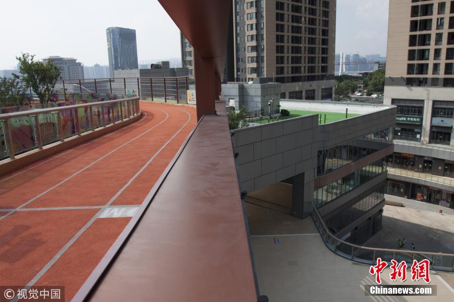 重庆又现魔幻配置 运动场搬到屋顶上