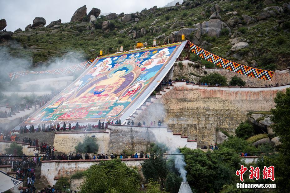 拉萨雪顿节开幕 哲蚌寺举行展佛活动