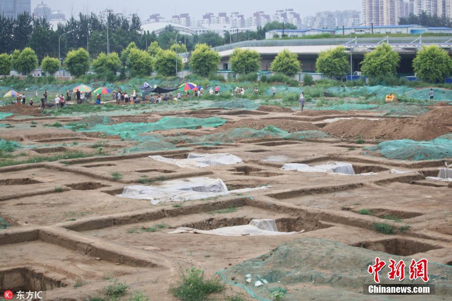 北京奥体中心南侧现大型墓葬群 约有300墓坑