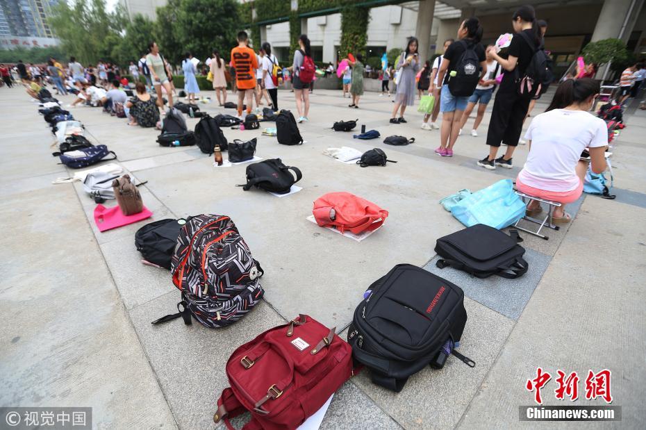 西安图书馆暑期火爆 学生凌晨用书包占位排队