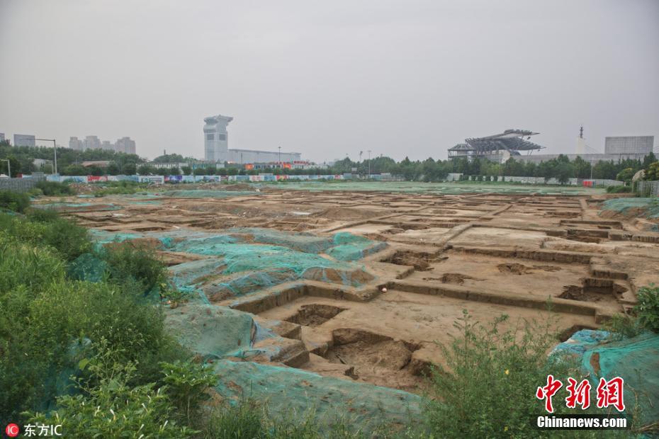 北京奥体中心南侧现大型墓葬群 约有300墓坑
