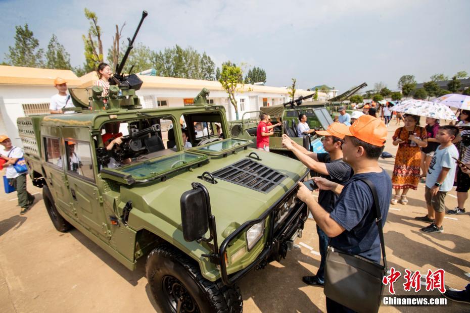 首次全国性军营开放活动在武汉举行