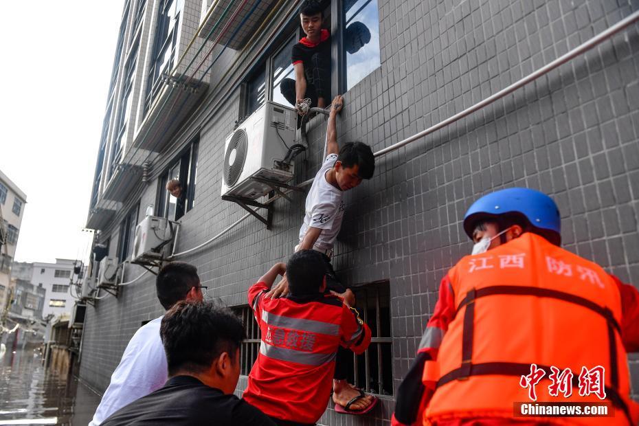 广东潮阳多地内涝严重 全民齐力抗洪救灾