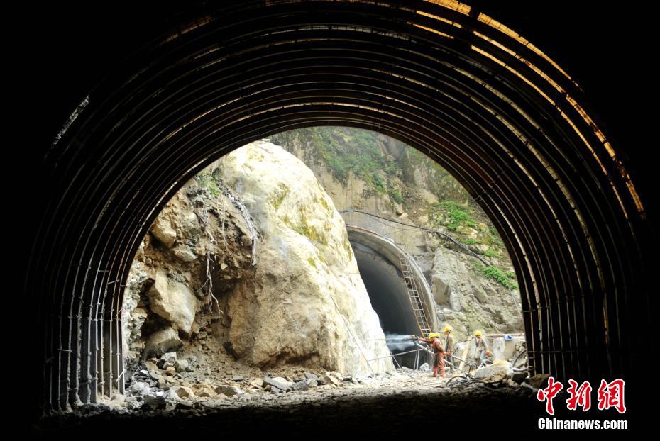雅康高速泸康段“川藏第一桥”建设进展加快