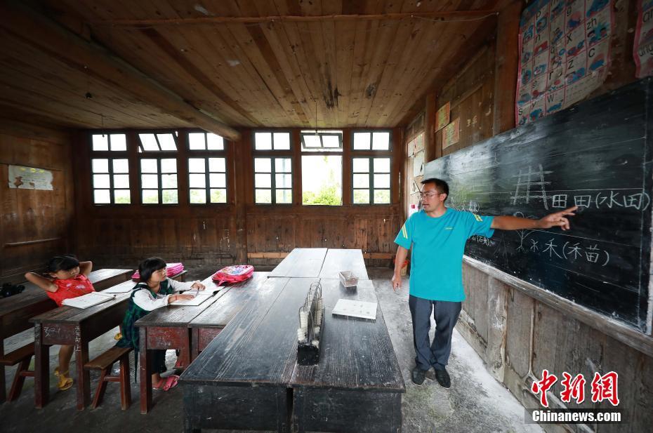 贵州大山深处教学点 一个老师带八个娃