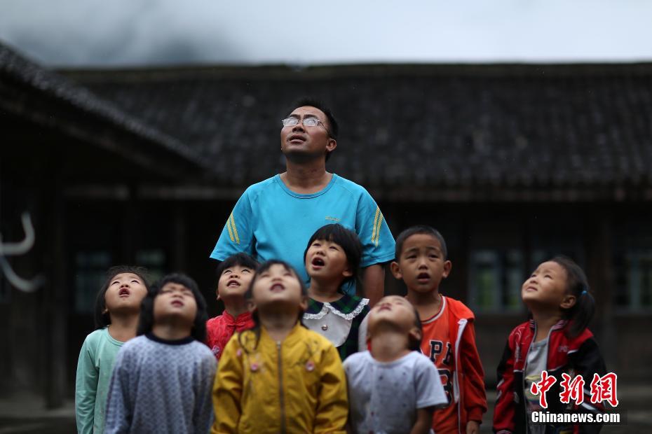 贵州大山深处教学点 一个老师带八个娃
