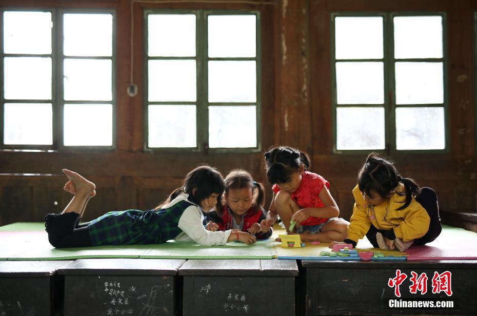 贵州大山深处教学点 一个老师带八个娃