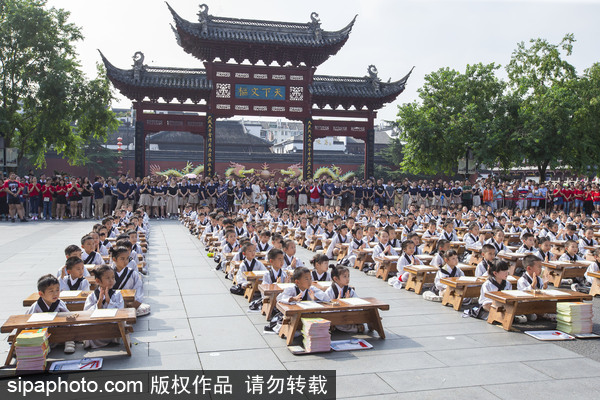 南京:夫子庙小学新生举行“开笔破蒙”典礼 开笔学写“人”字